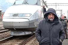 Alberto Perino, leader No-Tav, e il treno Tgv Alberto Perino, leader No-Tav, e il treno Tgv