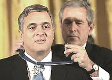 L'ex capo della Cia, George Tenet, col presidente Bush
