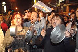 La protesta argentina, esplosa all'inizio del 2002