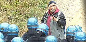 http://libreidee.org/prova/wp-content/uploads/2012/01/Perino-polizia.jpg