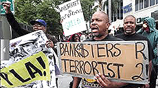 Proteste contro il "terrorismo bancario"