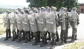 Un reparto dell'esercito in tenuta antisommossa