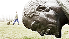 Una statua di Lenin abbattuta