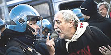 Un No-Tav protesta con la polizia