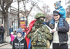 Abitanti della Crimea fraternizzano col contingente russo
