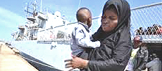 Madre e figlio salvati in mare dalla marina militare