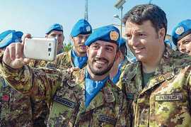 Renzi con militari italiani
