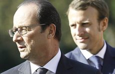 Emmanuel Macron alle spalle di François Hollande