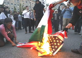 La bandiera italiana bruciata al G7