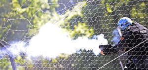 Chiomonte, 3 luglio: la polizia spara lacrimogeni ad altezza uomo sui No-Tav